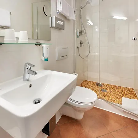 فندق Touristik 3*